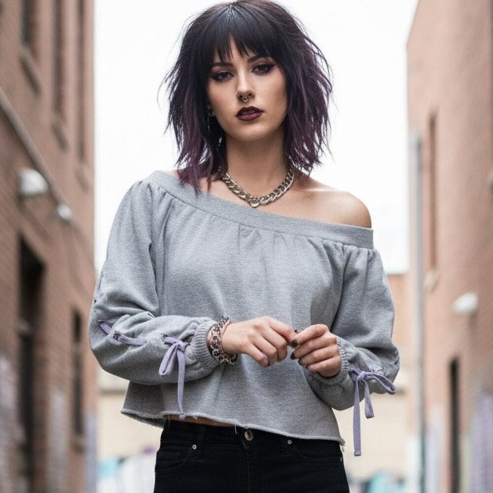 NWT Romeo and Juliet Couture cropped sweatshirt top
